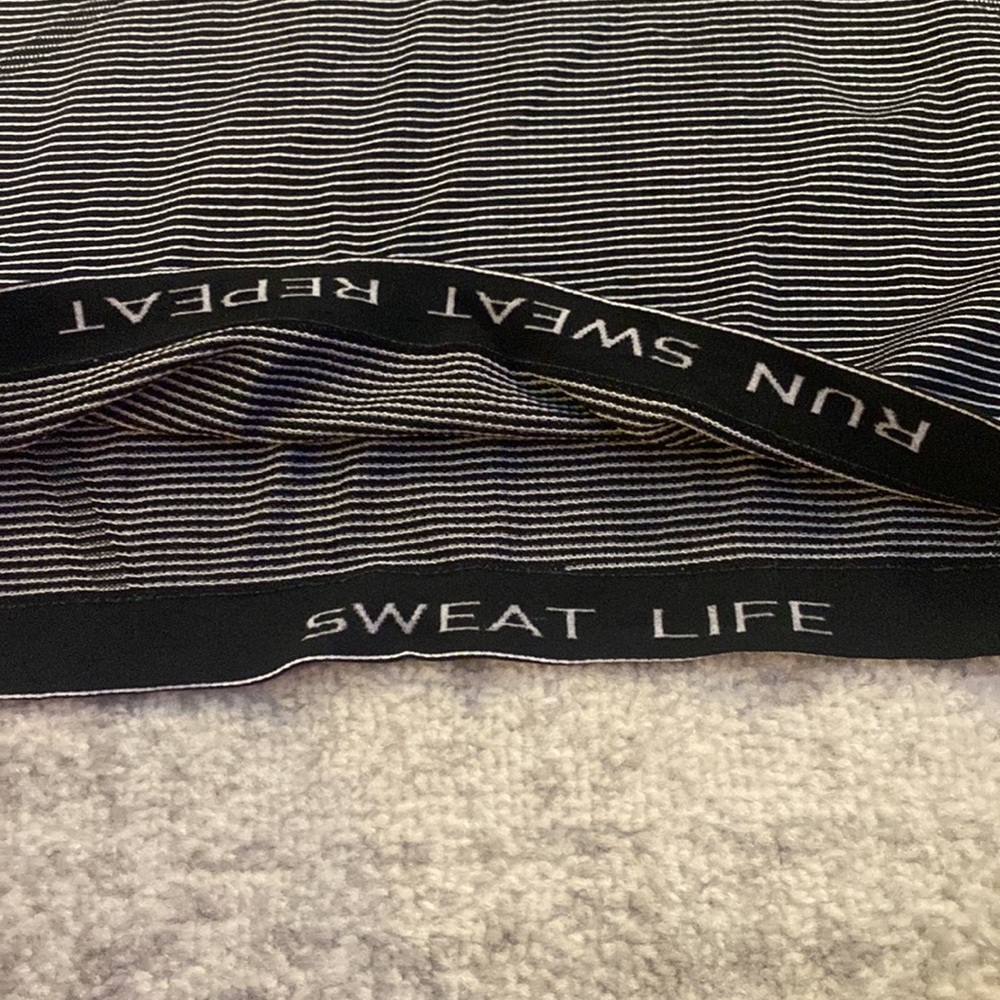Lululemon tee - Picture 4 of 6